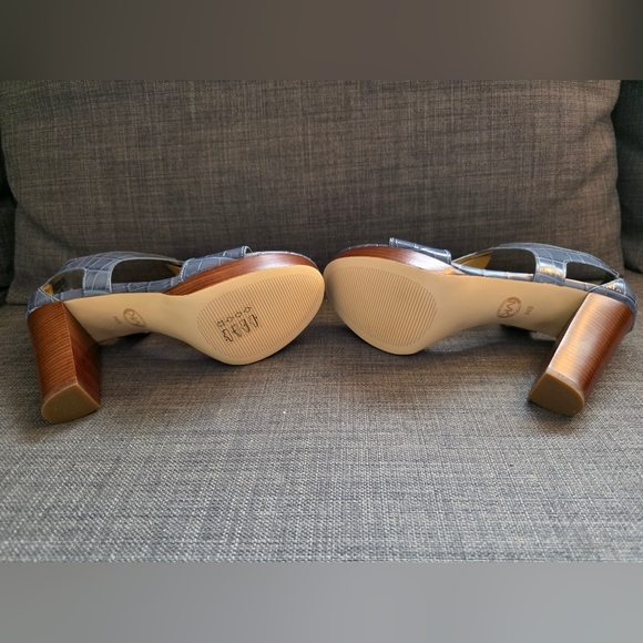 Michael Kors Berkley Lock Sandal, Size 8 - Picture 5 of 8